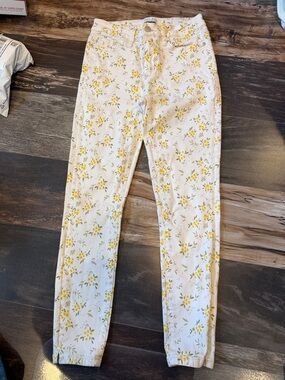Judy Blue "Golden Meadow" Mid Rise
Skinny Leg Floral Print Jeans